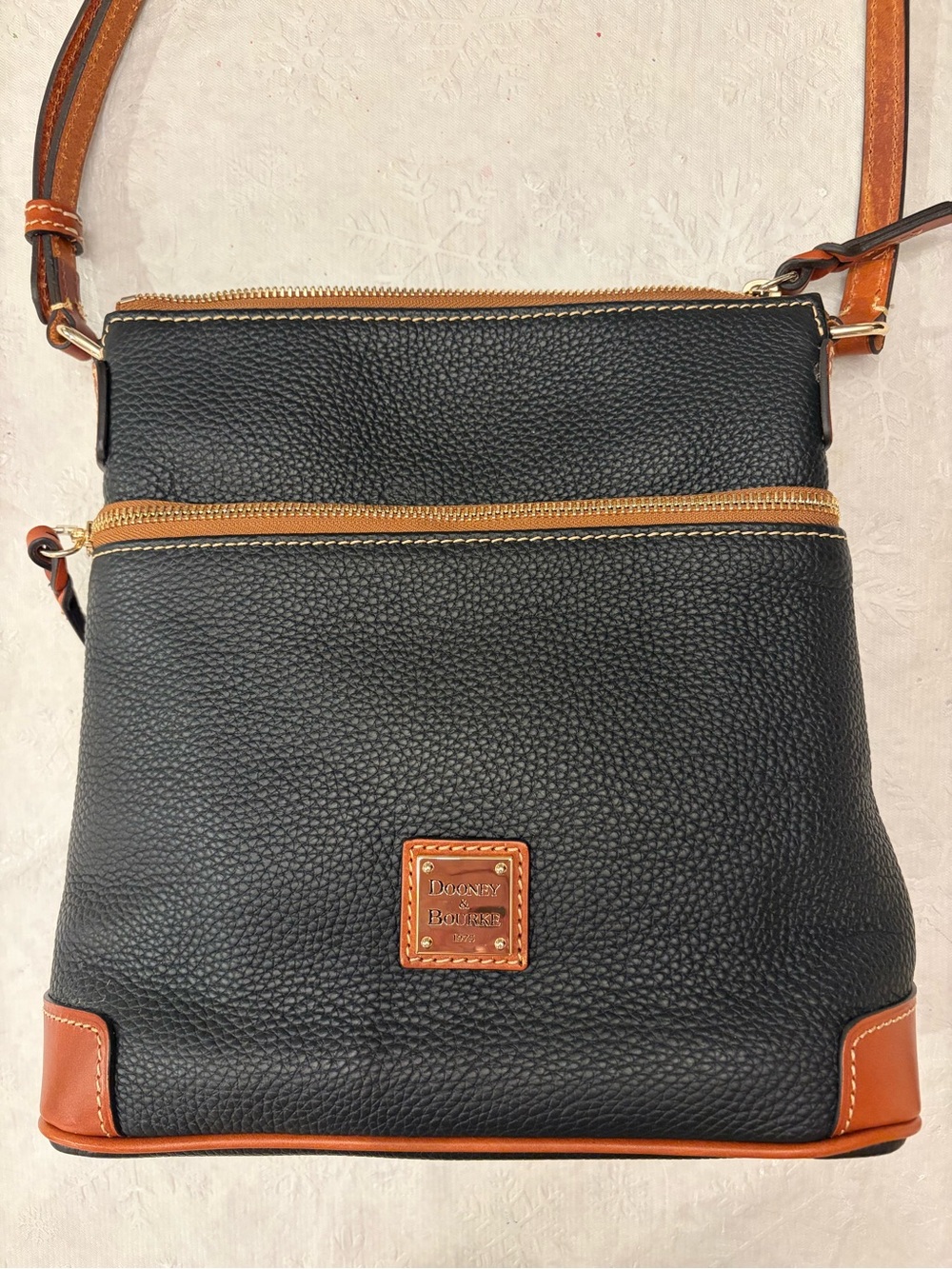 DOONEY & BOURKE BLACK PEBBLE WITH BROWN TRIM ADJUSTABLE STRAP CROSSBODY BAG. DS